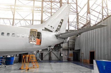 Kaplama, iç mekan, kuyruk onarım bakım hangarda uçak