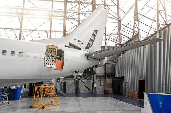 Aircraft in the hangar in the maintenance of plating, interior, tail repair — Stock Photo, Image