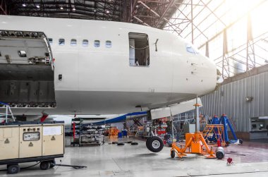 Uçak, kokpit, bagaja hangar bakım tamir burun parçası
