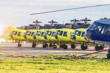 Tamir bakım için havaalanında birkaç helikopter Park