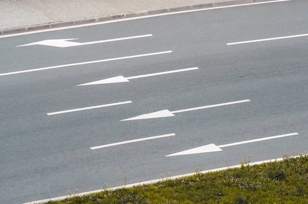 Asfalt yol ve işaretler ve okları ile üç şerit