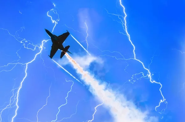 Combat fighter jet against the sky with lightning thunderstorms at night — Stock Photo, Image
