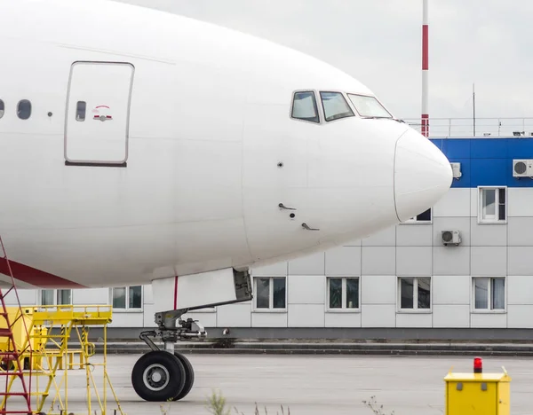 Flygplan parkerade på flygplatsen och förberedelse för nästa flyg. — Stockfoto