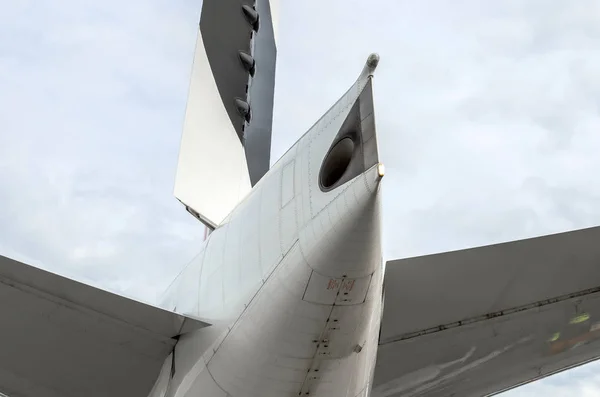 Utsikt over luftfartøyets hale og hjelpeaggregat – stockfoto