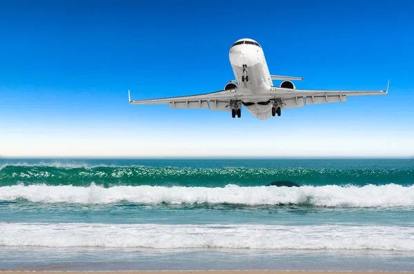 Pasażerski samolot przyjazdu lądowania na lotnisku niski na tropikalnej plaży — Zdjęcie stockowe