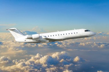 Uçuş seviyesi bir arka plan mavi bir gökyüzü ve bulutlar üzerinde yolcu uçak uçar