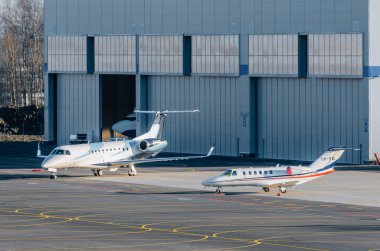 Hangar Park, birkaç iş jetleri. Havaalanı Pulkovo, Rusya Saint-Petersburg 30 Ekim 2014