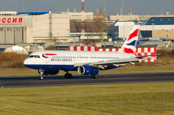 Airbus a320 British airways, aeroporto Pulkovo, Rússia Saint-Petersburg Outubro 30, 2014 — Fotografia de Stock