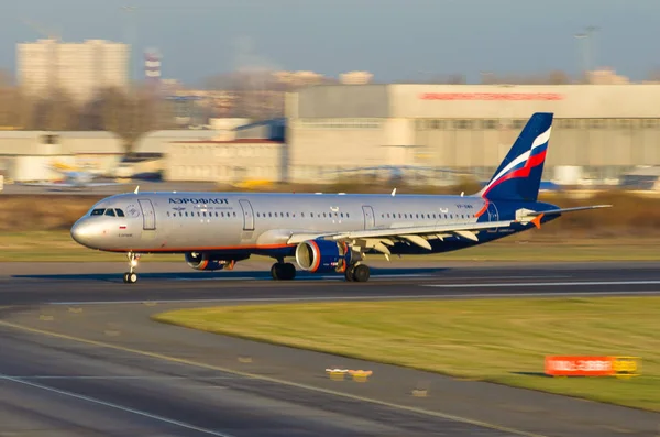 Airbus a320 Aeroflot, aeropuerto Pulkovo, Rusia San Petersburgo 30 de octubre de 2014 — Foto de Stock
