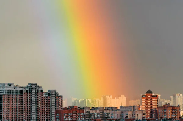 Ciudad industrial casa urbana cielo lluvia arco iris —  Fotos de Stock