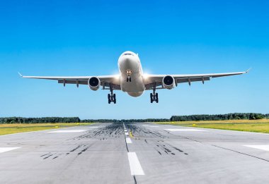 Yolcu büyük uçak fly iyi havalarda pist üzerinde