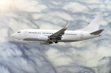 Gökyüzündeki bulutların üstünde yükseklik kazanıyor yolcu uçak uçar