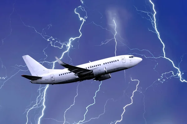 Білий пасажирський літак злітає під час грозового нічного удару блискавки дощу, поганої погоди — стокове фото