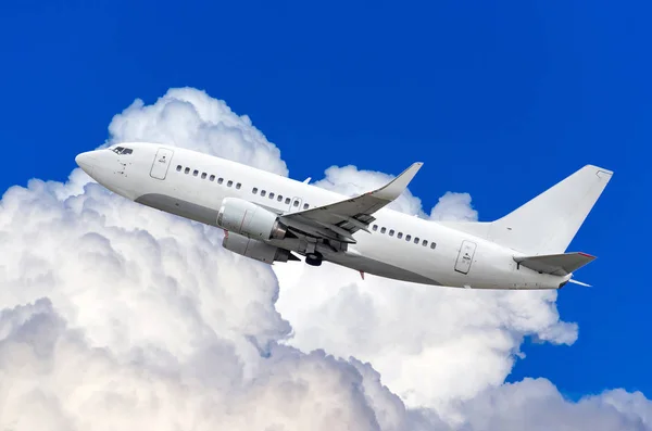 Yolcu uçak tırmanma yüksekliği yukarıda kümülüs bulutlar gökyüzünde uçar — Stok fotoğraf