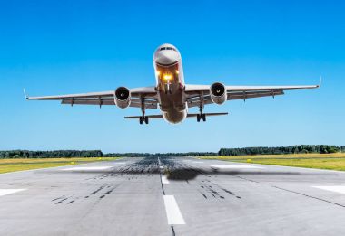 Yolcu uçak fly iyi havalarda pist üzerinde