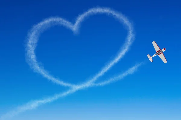 Corazón figurativo de amor de un avión blanco de rastro de humo — Foto de Stock