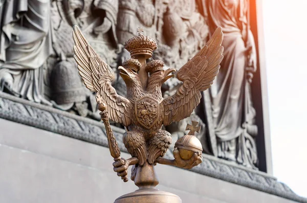 Alexandria, üzerinde Palace Square içinde Saint Petersburg ayağı etrafında çit üzerinde iki başlı kartal