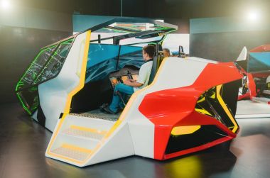 Bir kokpit ve pilotlar ile uçak simülatörü