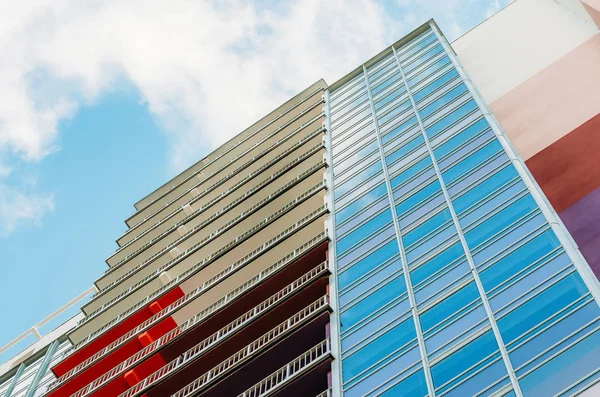 Edificio de vidrio y vista de hormigón a la cima del cielo — Foto de Stock