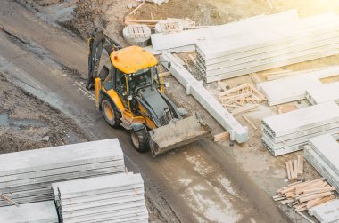 Traktör Ekskavatör kepçe ile ayarlama, çamur toprakları yüksekliği görünümünden aracılığıyla çalışan rides