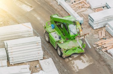 Yeşil İnşaat sitesi en iyi görünümü üzerinde kamyon kaldırma