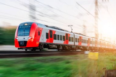 Elektrikli tren istasyonunda yüksek hızda sürücüler