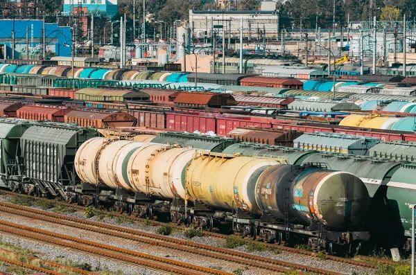 Tren de carga vagones plataforma con contenedor — Foto de Stock