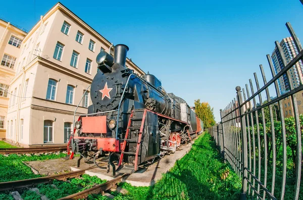 プラットフォームに近い駅でレトロな古い蒸気機関車 — ストック写真