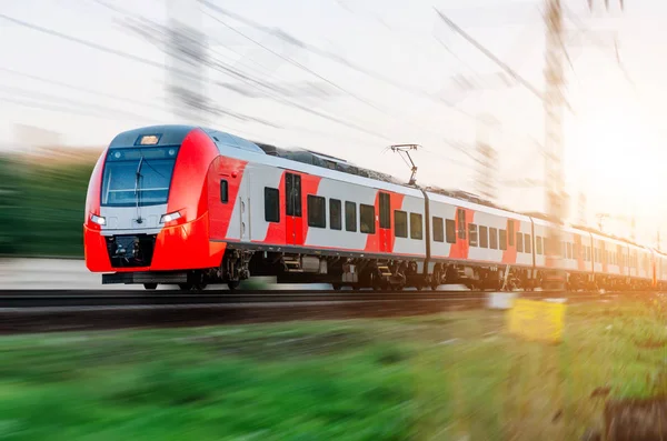 Elektrikli tren istasyonunda yüksek hızda sürücüler