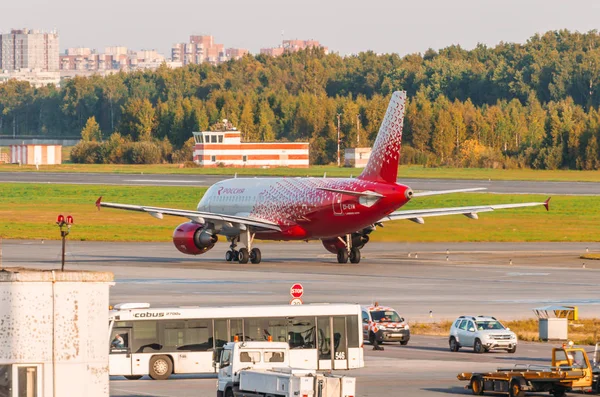 Airbus a319 Rossiya linhas aéreas, aeroporto Pulkovo, Rússia Saint-Petersburg Setembro 23, 2017 — Fotografia de Stock