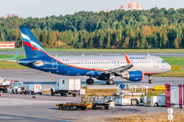 Airbus a320 Aeroflot, aeropuerto Pulkovo, Rusia San Petersburgo septiembre 23, 2017 — Foto de Stock