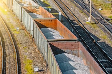Tren vagonları moloz sıralama istasyonu demiryolu ile.