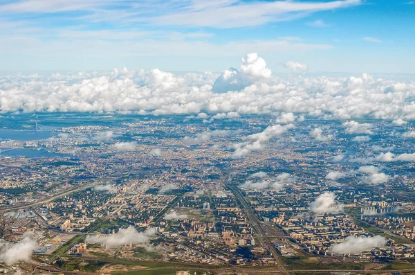 Gran ciudad metropolitana desde un panorama de altura de nubes . —  Fotos de Stock