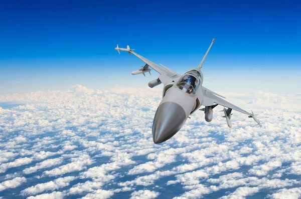 Avión de combate militar sobre las nubes . — Foto de Stock