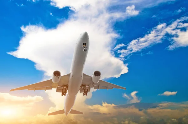 積雲の雲と青空に白い旅客機. — ストック写真