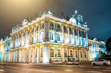 Kış Sarayı Hermitage St Petersburg geceleri Kavşağı'nda.
