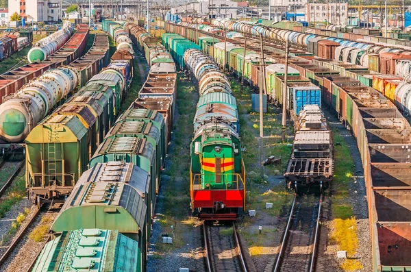 Clasificación de vagones de mercancías locomotora en el ferrocarril durante la formación del tren . — Foto de Stock