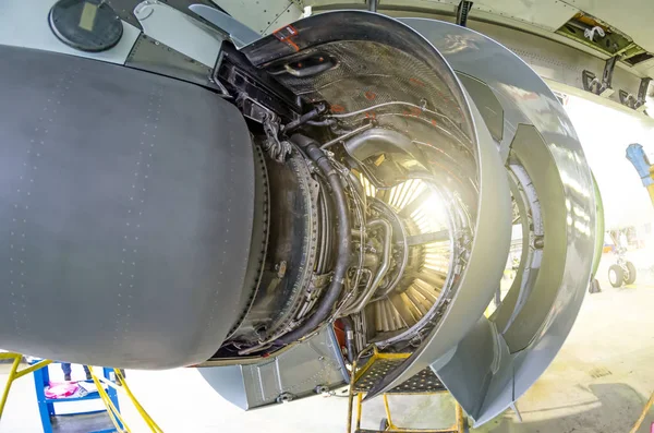 Двигатель самолета при интенсивном техническом обслуживании . — стоковое фото