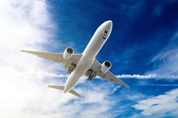 青い空に白い大きな旅客機. — ストック写真