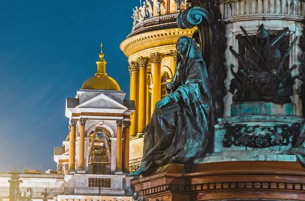 Veduta notturna delle antiche statue di stucco e della cupola della Cattedrale di Sant'Isacco Pietroburgo . — Foto Stock