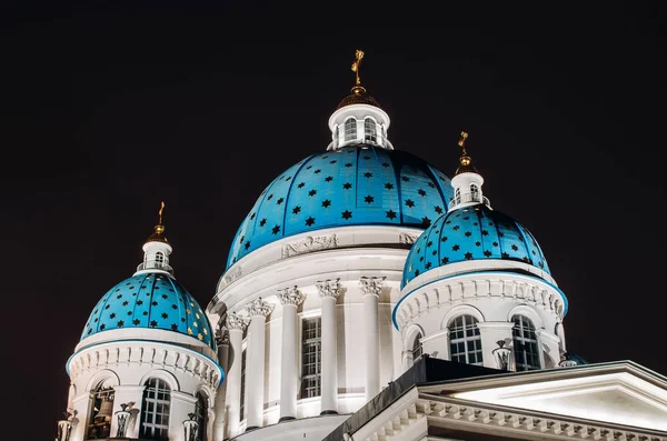 Cúpulas de visión nocturna con estrellas de la catedral de Troitsky en San Petersburgo . — Foto de Stock