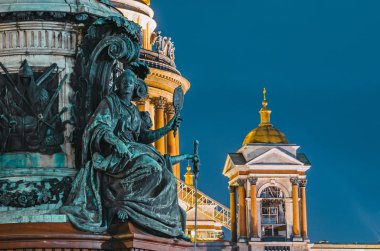 Sıva antik heykelleri ve kubbe St. Isaac's Cathedral Saint-Petersburg gece görünümü.