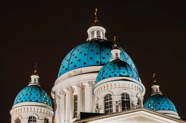 Cúpulas de visión nocturna con estrellas de la catedral de Troitsky en San Petersburgo — Foto de Stock