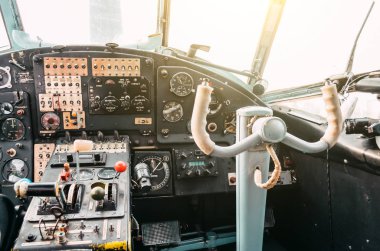 Çift kanatlı, direksiyon simidi eski turboprop uçak pilot kokpiti.