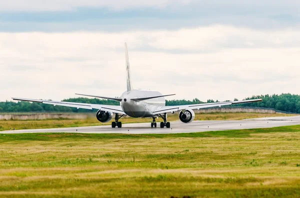 Yolcu uçağı jet pist Taksilemek.