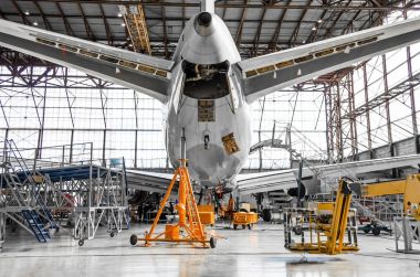 Hizmet görünümünde bir Havacılık hangar arka kuyruk, yedek güç birimi üzerinde büyük yolcu uçağı.
