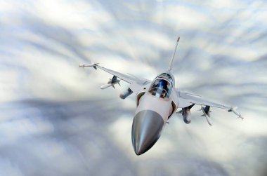 Askeri savaş uçağı yüksekten uçuyor gökyüzünde yüksek hızda.