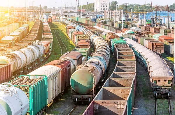 Řazení vagónů na dráze při tvorbě vlak. — Stock fotografie