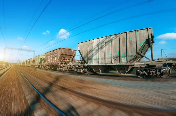 O carro funil ferroviário para o trem rodoviário ferroviário de transporte em movimento a velocidade . — Fotografia de Stock