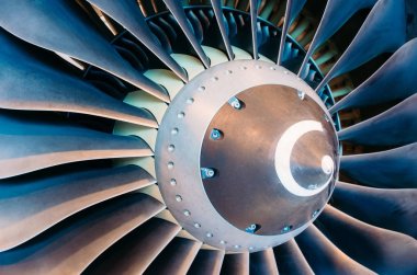 Modern uçak turbofan jet motorunun yakın çekim.
